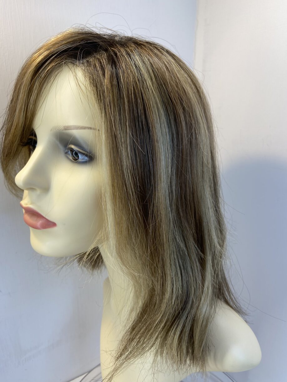 Highlighted blonde rooted wig. Blls326
