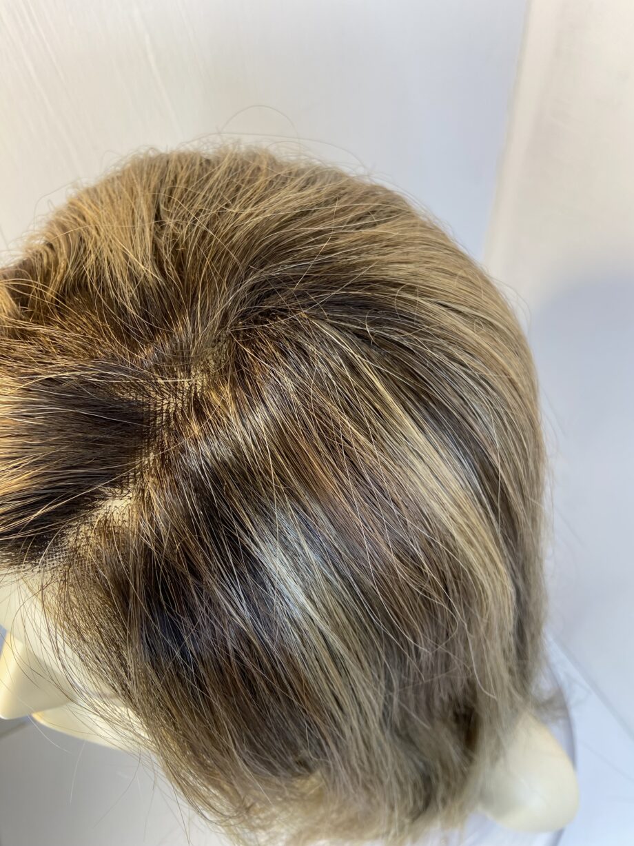 Highlighted blonde rooted wig. Blls326