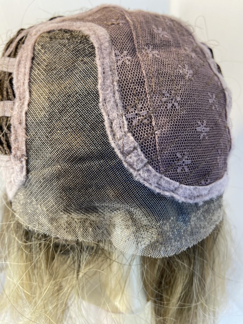 Highlighted blonde rooted wig. Blls326