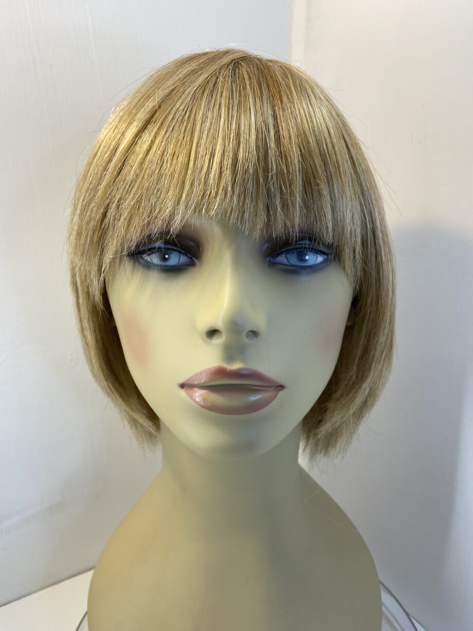 Blonde highlighted wig. Blms593