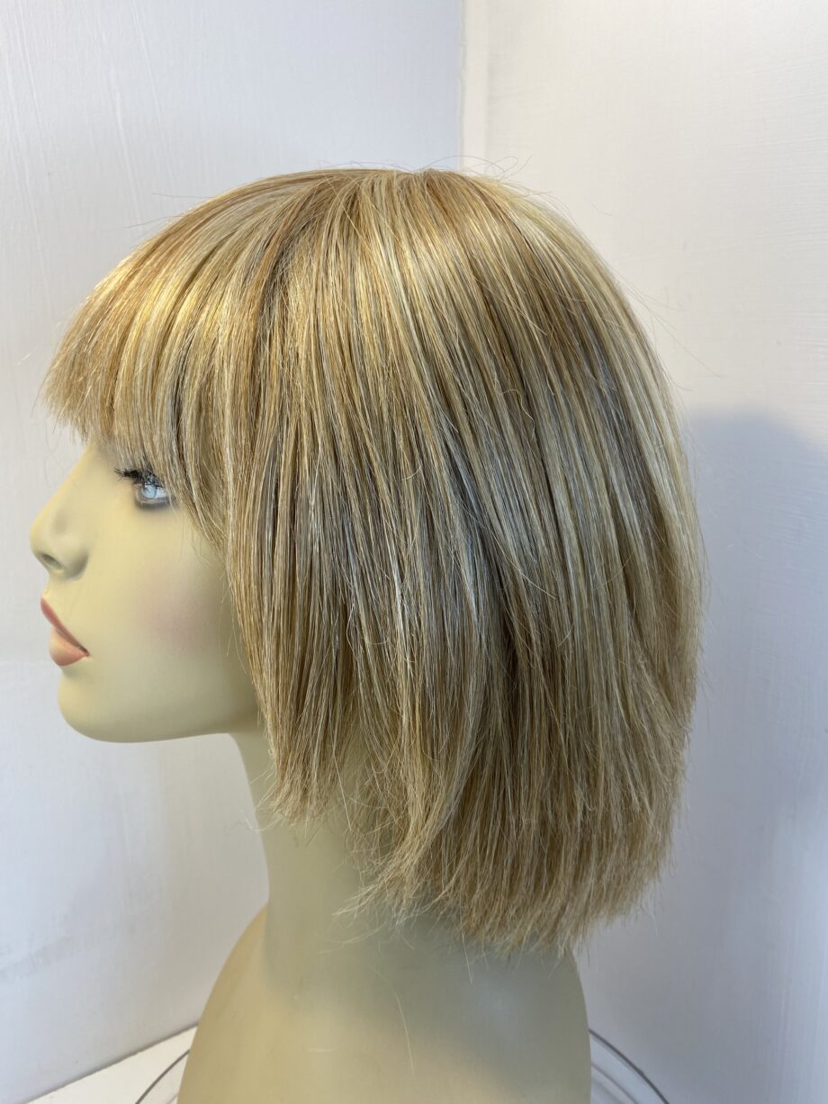 Blonde highlighted wig. Blms593