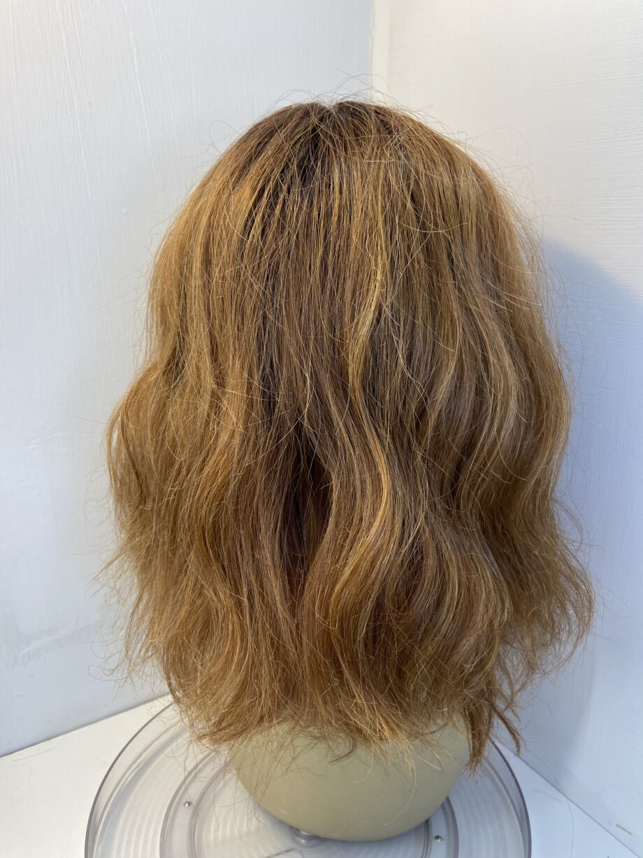 Reddish brown wavy wig. Human hair mix. Bllw599