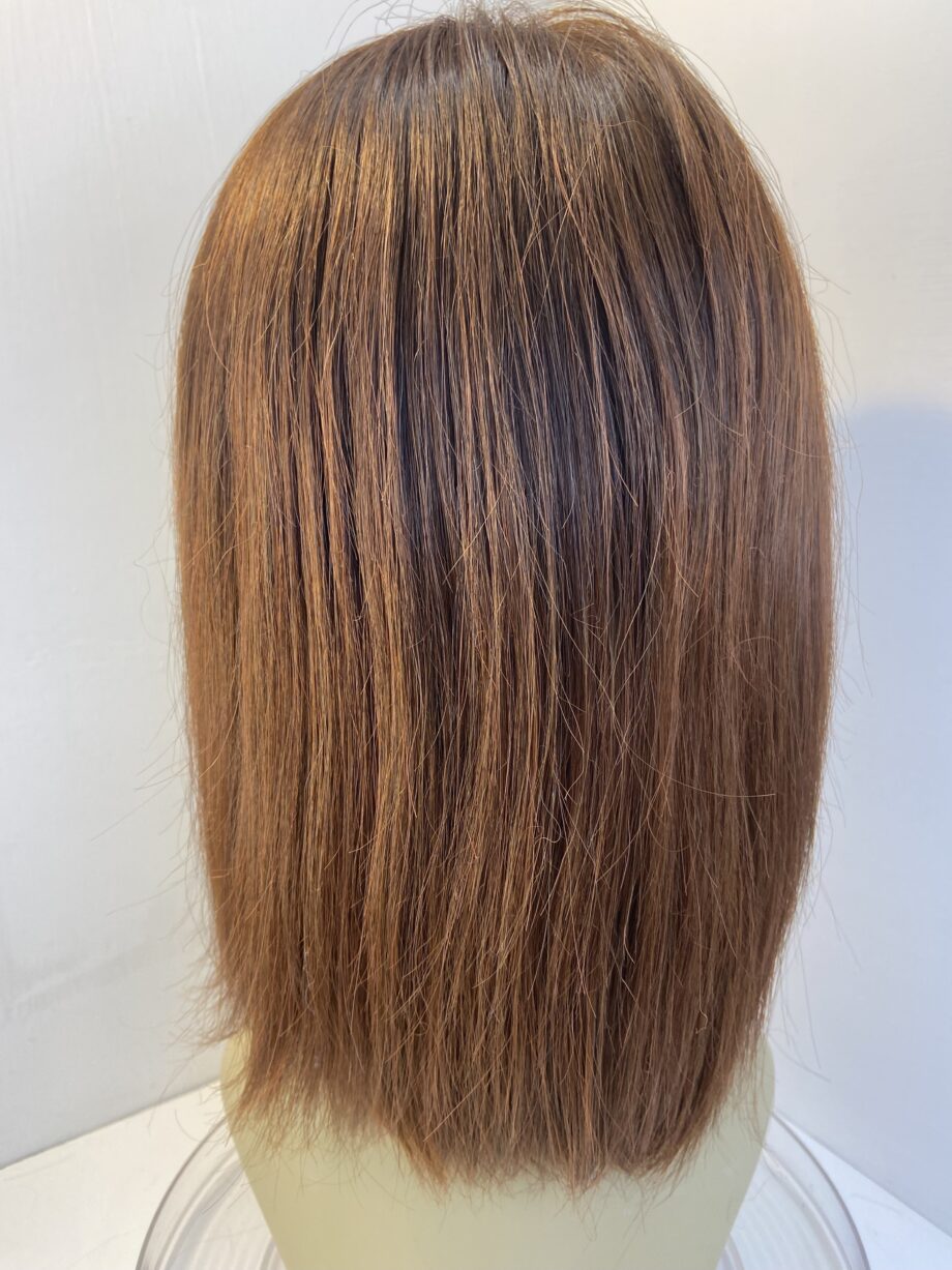 Long brown Amore wig. Brls622