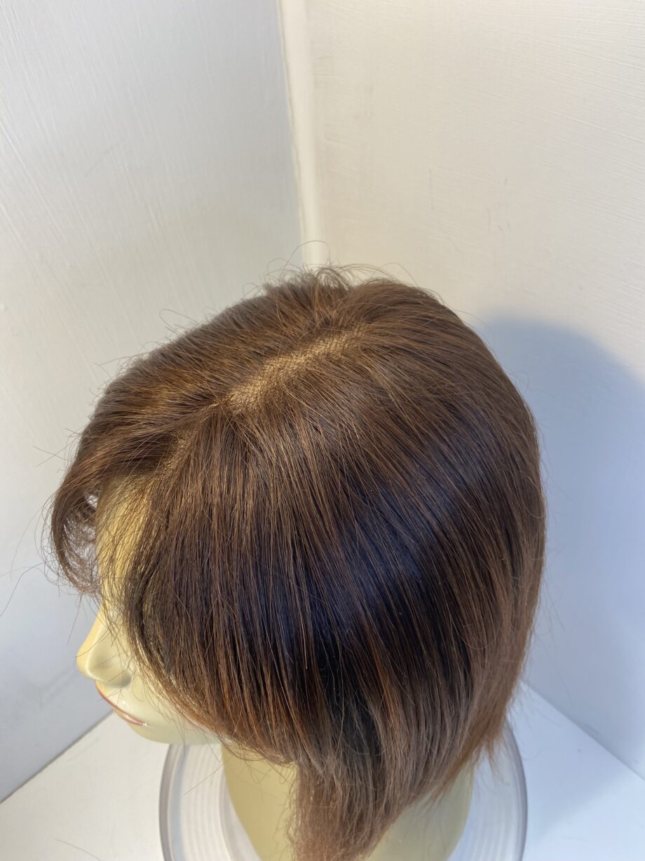 Long brown Amore wig. Brls622
