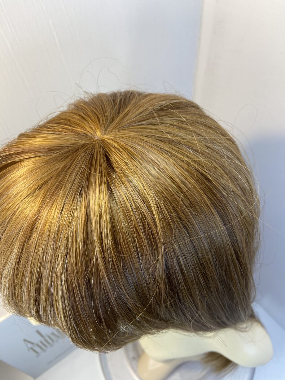 Stunning long Alan Thomas wig. Bblls602