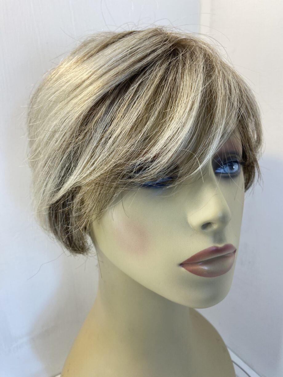 Blonde short wig. Blss750