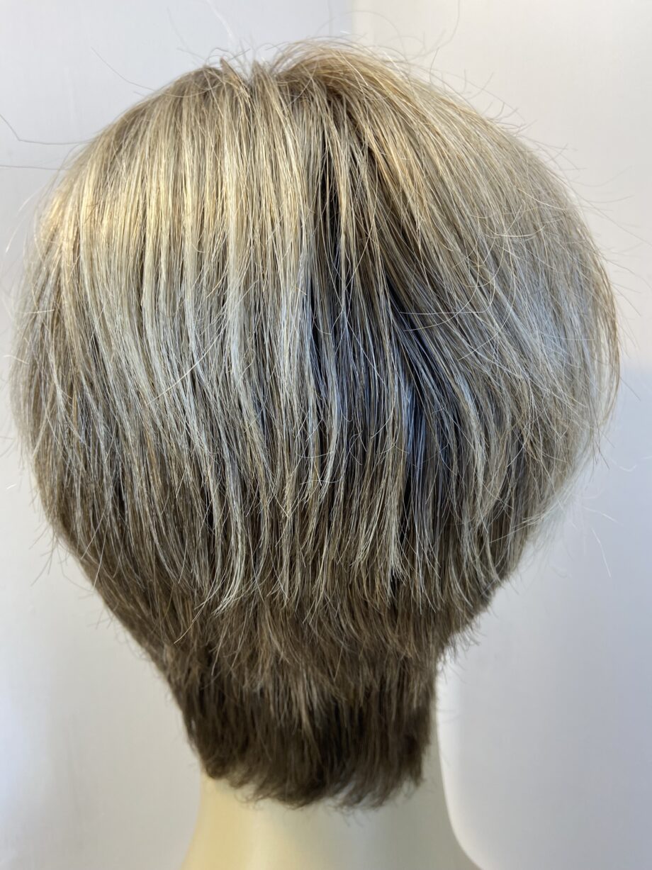 Blonde short wig. Blss750