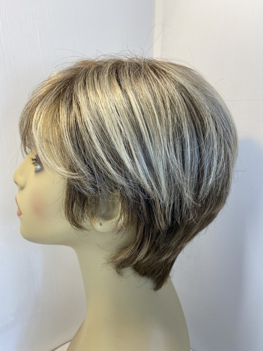 Blonde short wig. Blss750