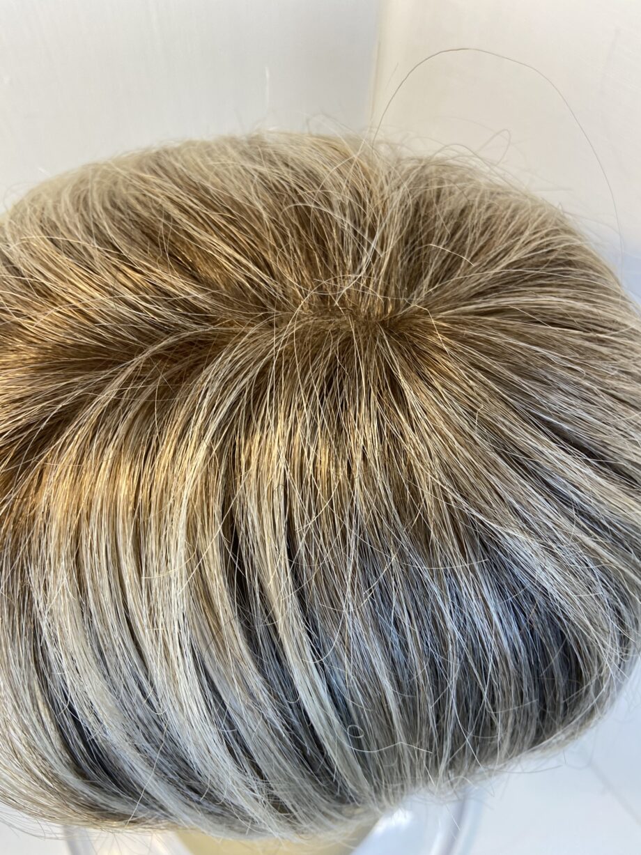 Blonde short wig. Blss750