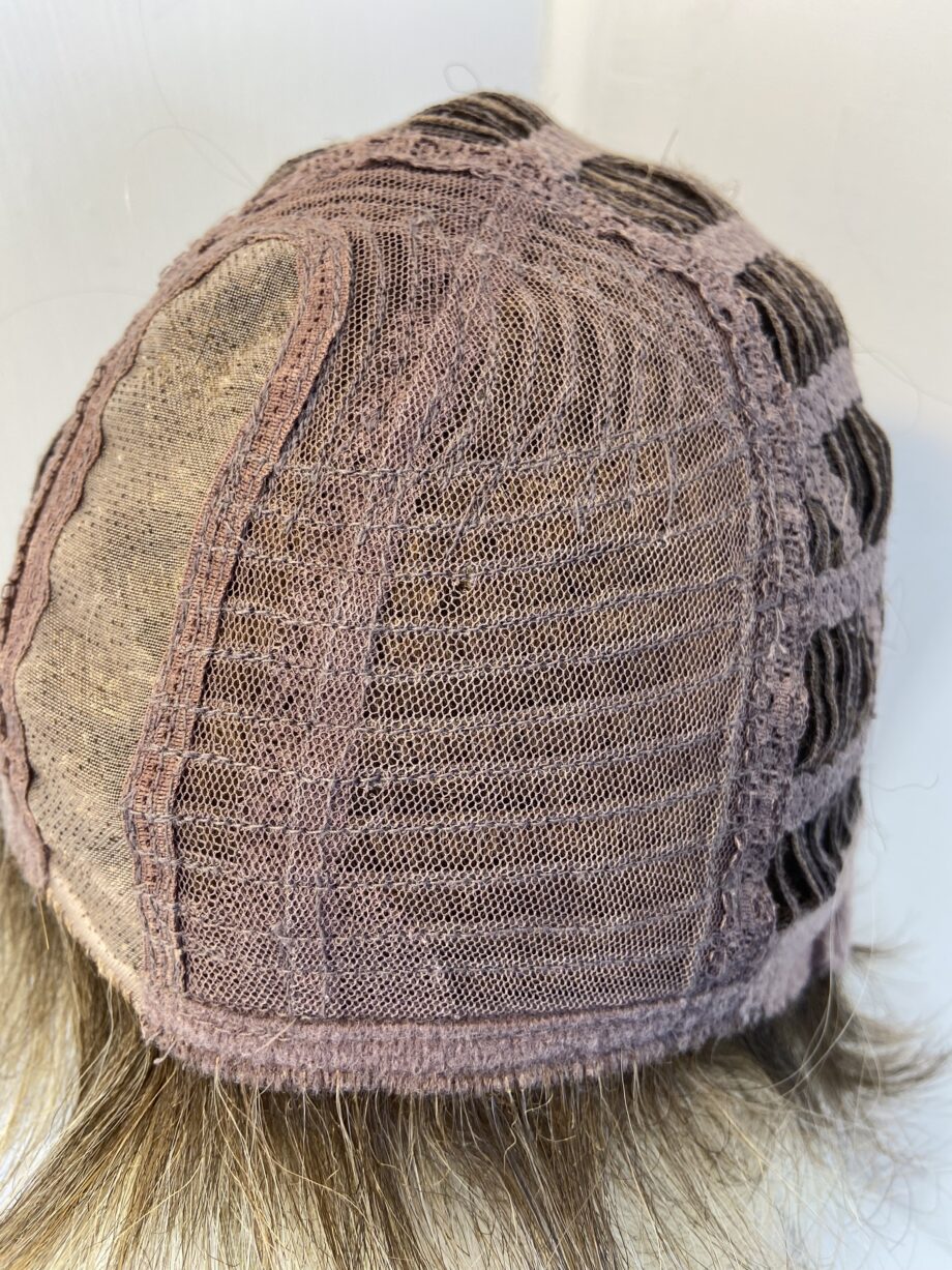 Blonde short wig. Blss750