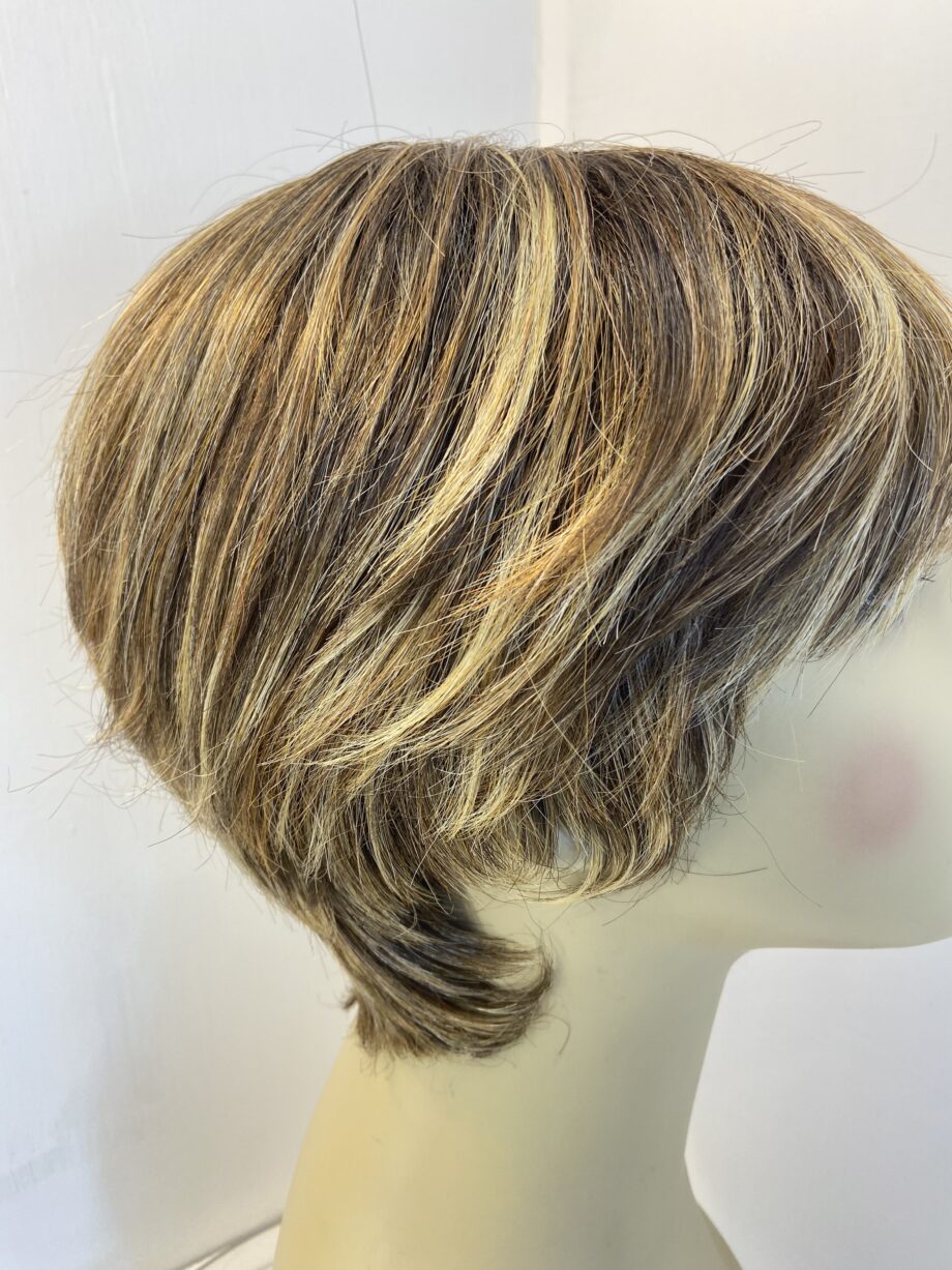 Very stylish short brown wig. Brss754