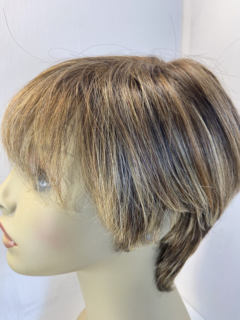 Very stylish short brown wig. Brss754