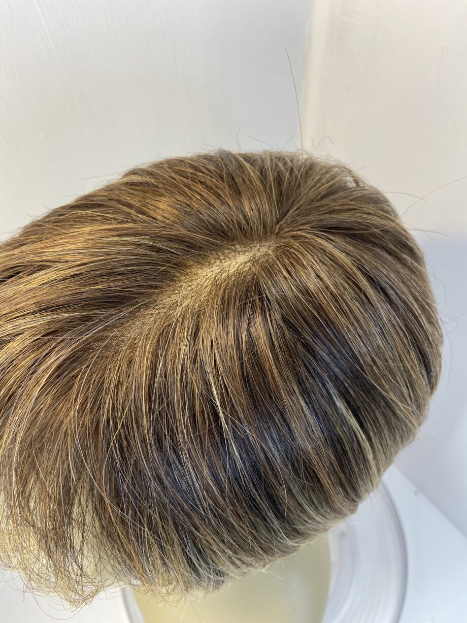 Very stylish short brown wig. Brss754