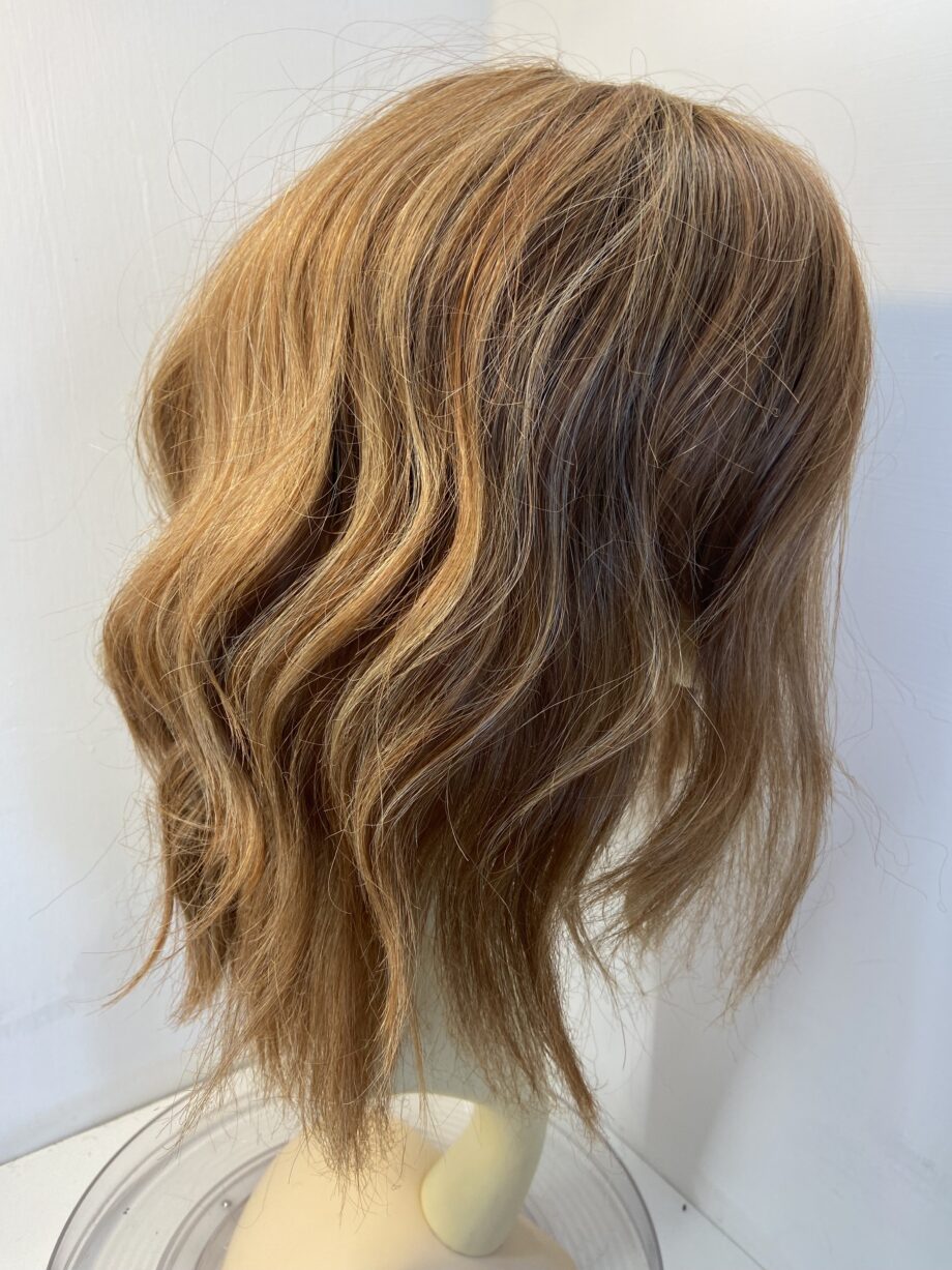 Reddish brown. Wavy wig. Rbmw755