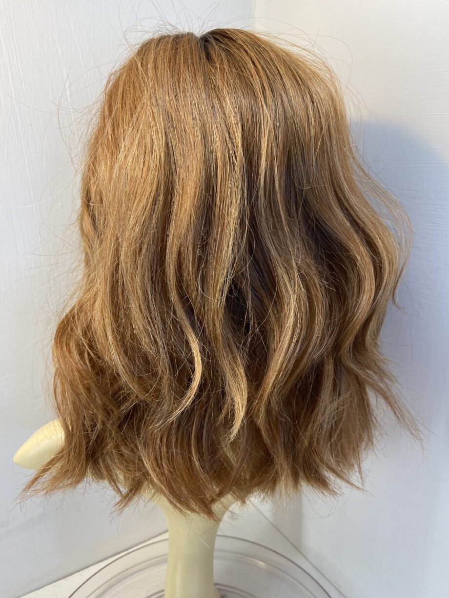 Reddish brown. Wavy wig. Rbmw755