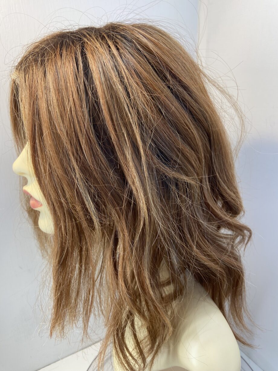 Reddish brown. Wavy wig. Rbmw755