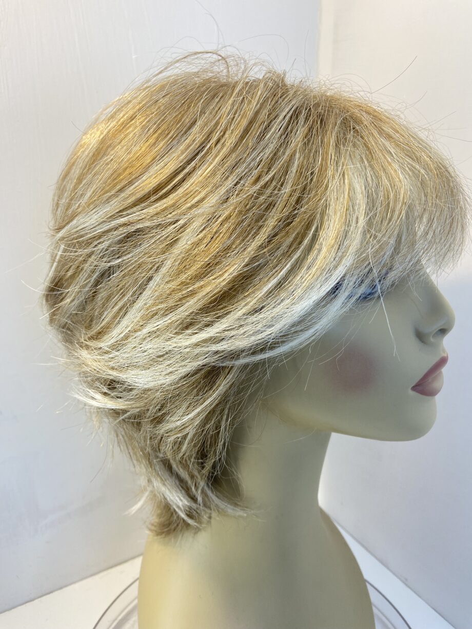 Never worn blonde Noriko wig. Blmw626