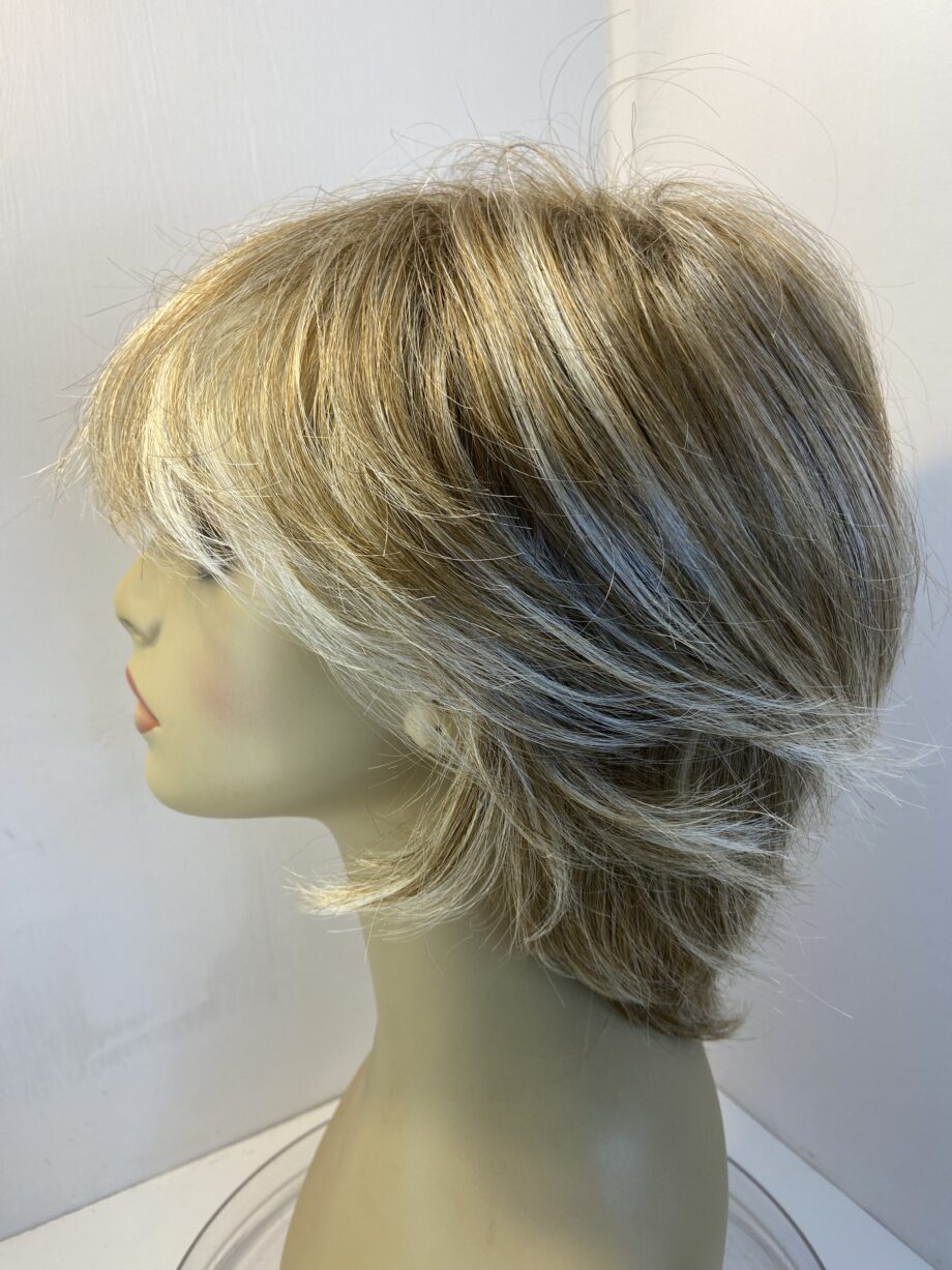 Never worn blonde Noriko wig. Blmw626