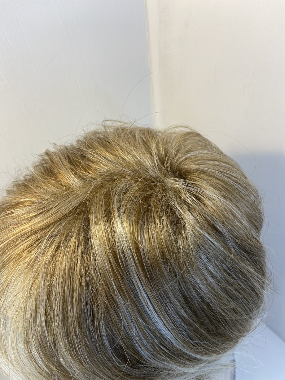 Never worn blonde Noriko wig. Blmw626