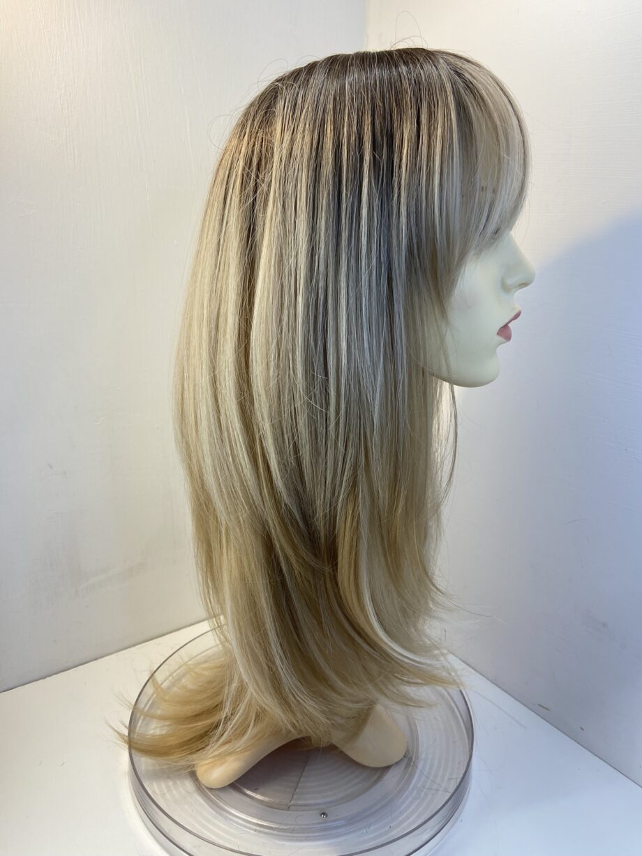 Extra long blonde rooted new wig. Blls627
