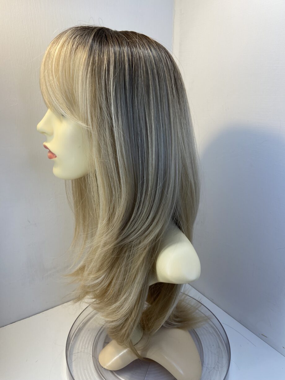 Extra long blonde rooted new wig. Blls627