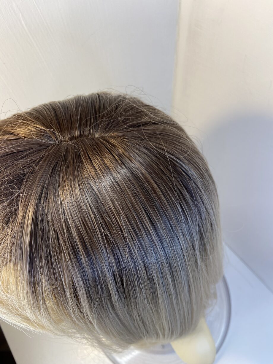 Extra long blonde rooted new wig. Blls627