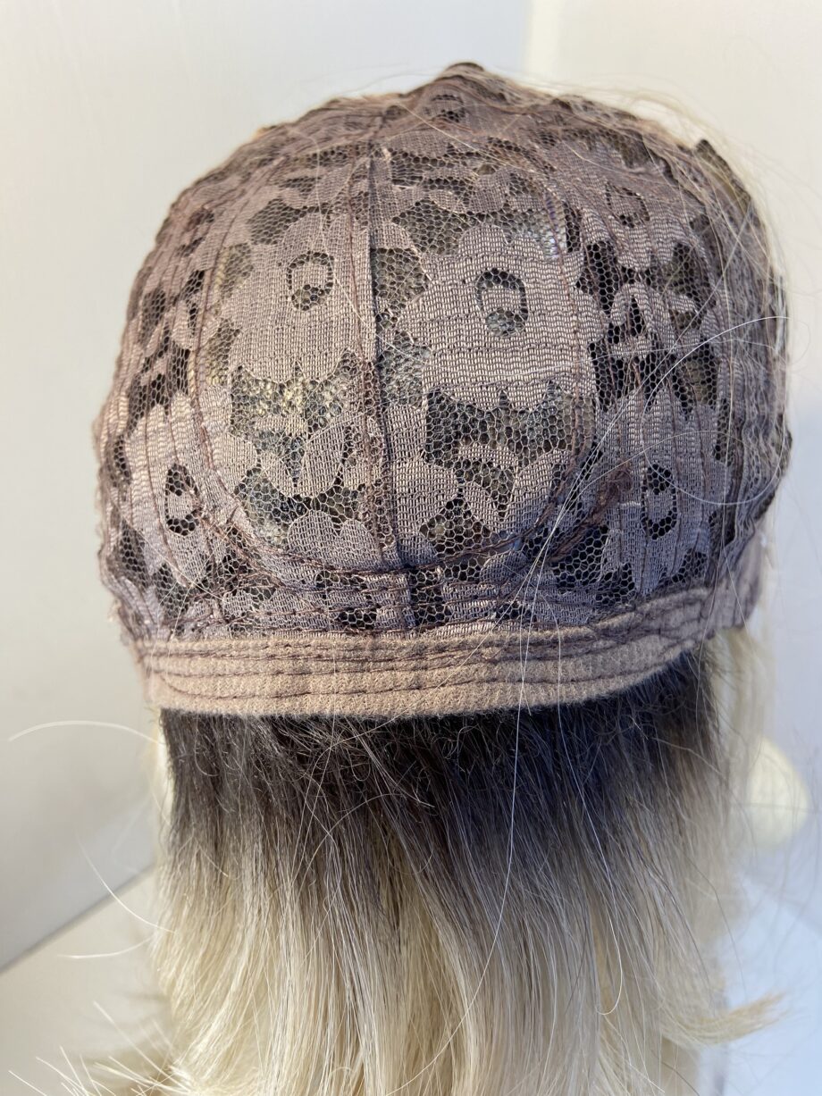 Extra long blonde rooted new wig. Blls627