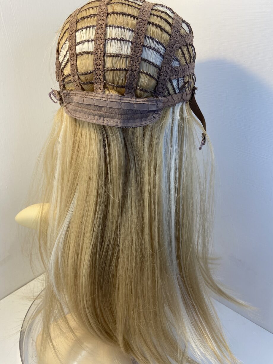 Extra long blonde rooted new wig. Blls627
