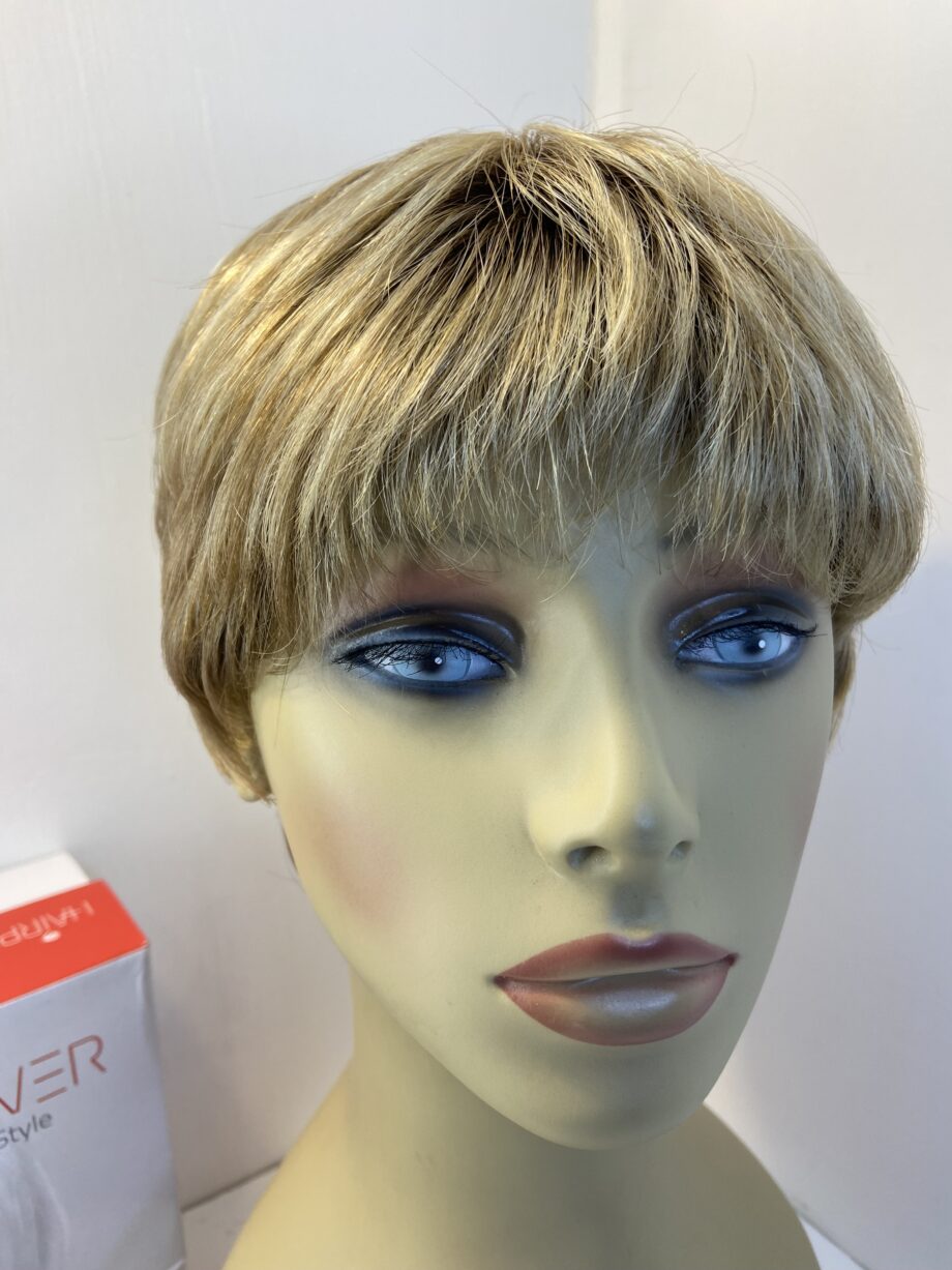 Short designer blonde wig. Bblss607