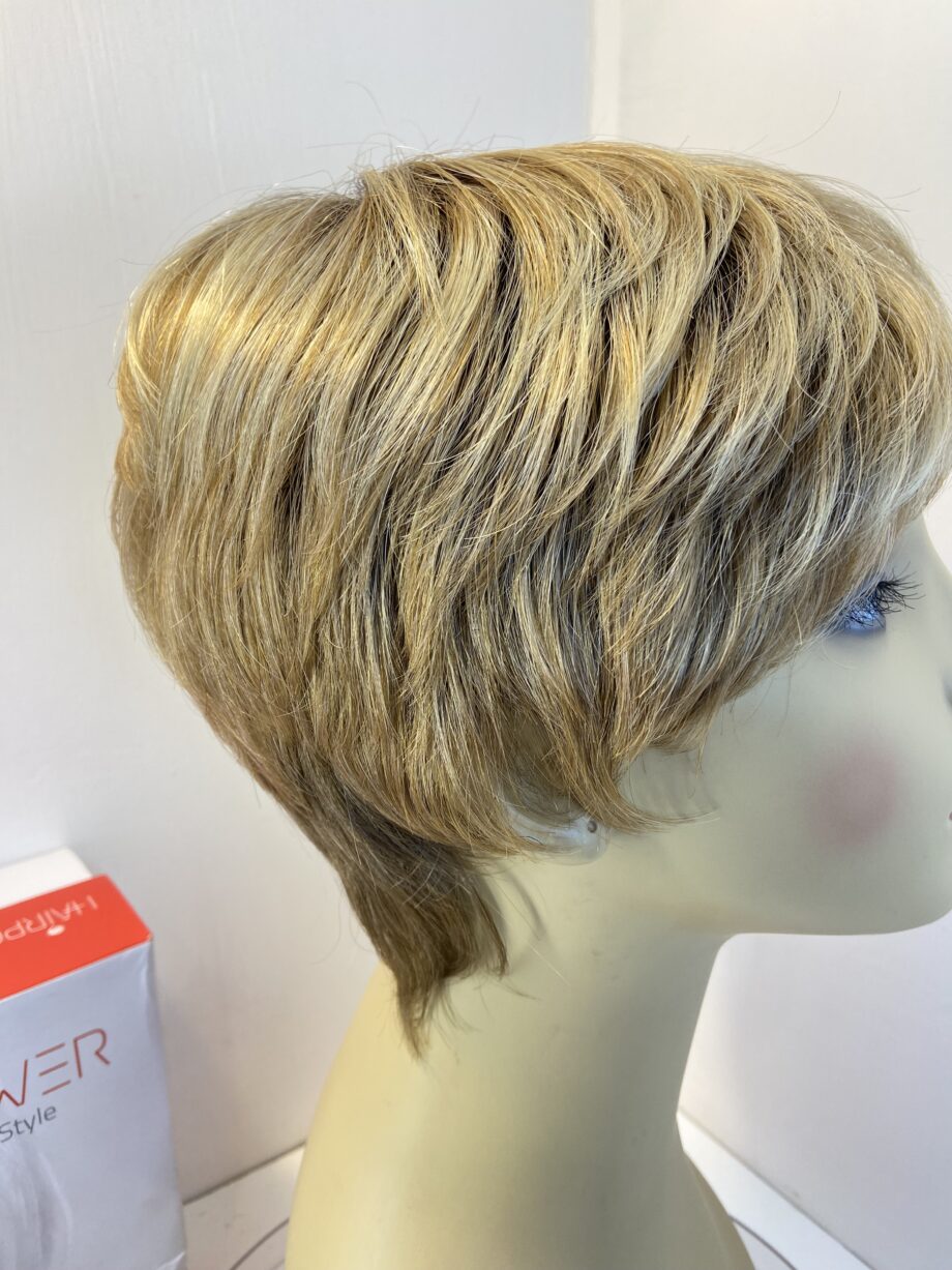 Short designer blonde wig. Bblss607