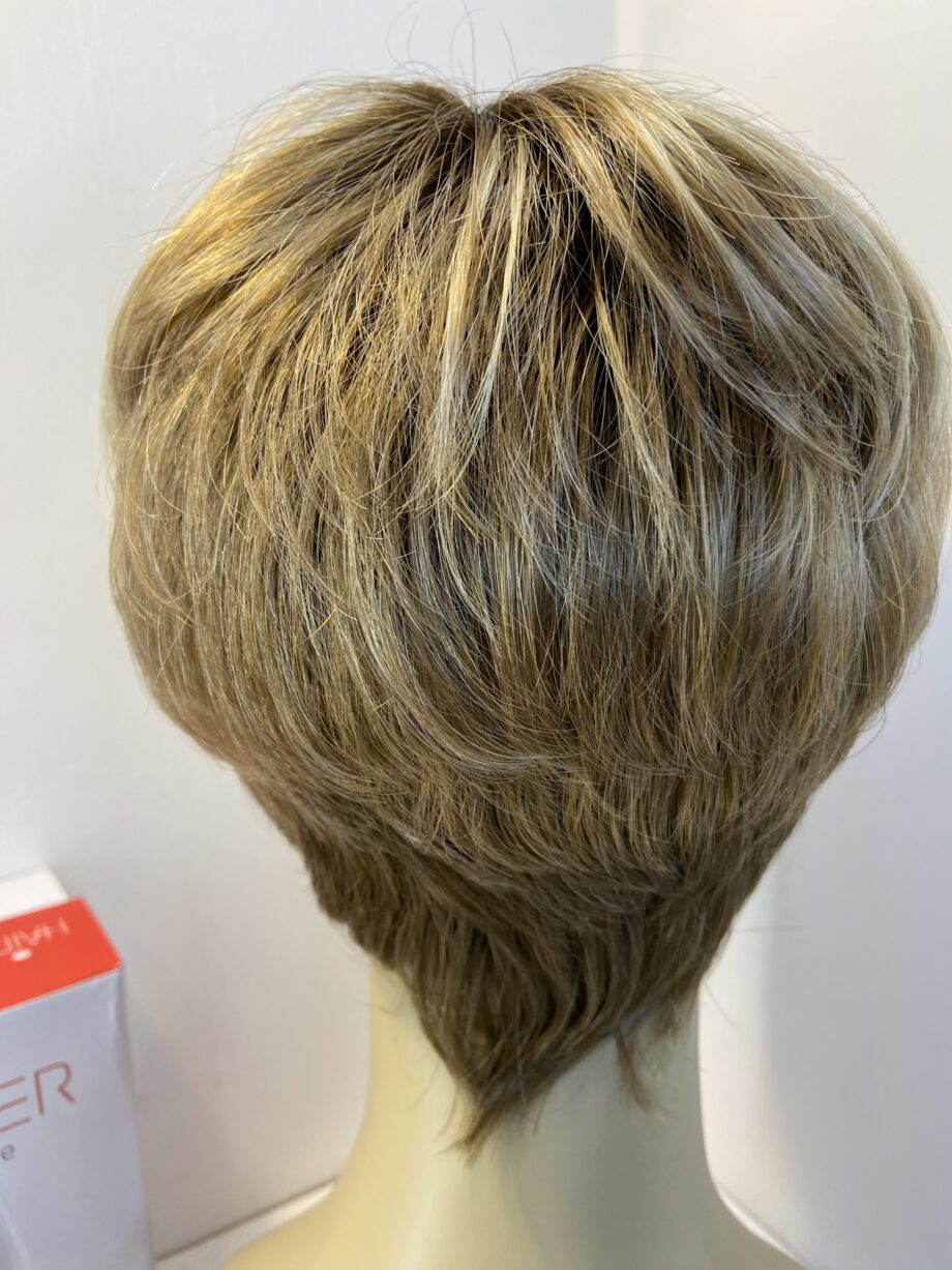Short designer blonde wig. Bblss607