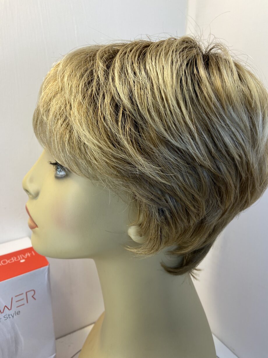 Short designer blonde wig. Bblss607