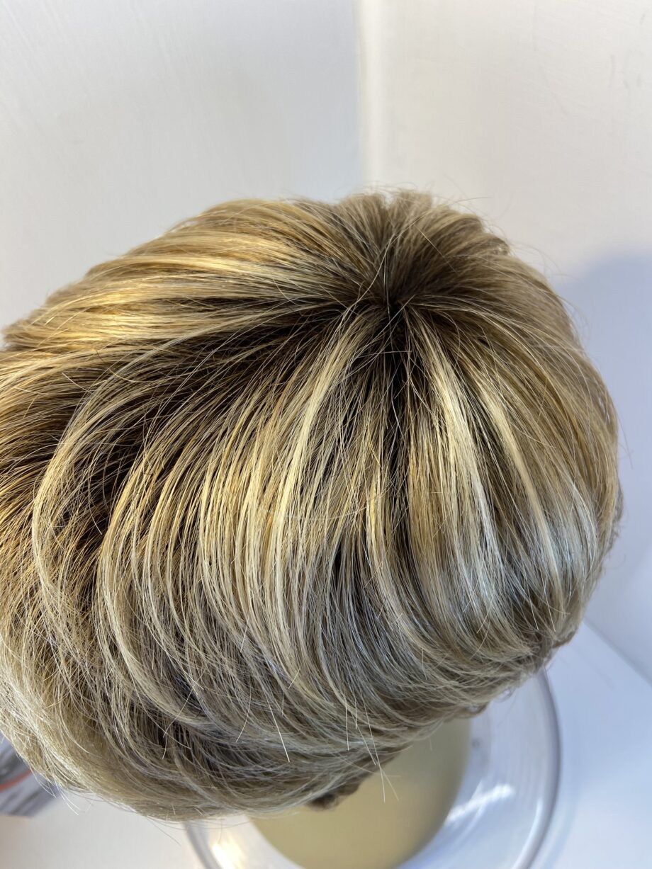 Short designer blonde wig. Bblss607
