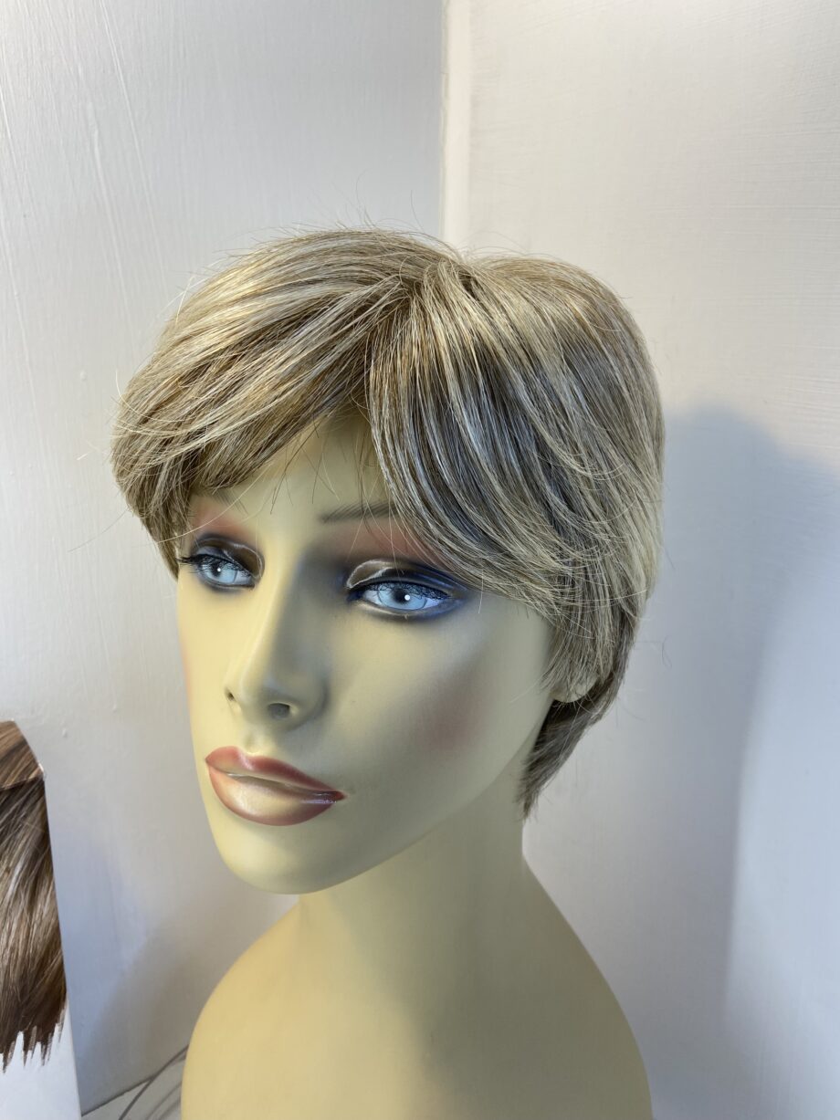 New donated light blonde short designer wig. Bblss609