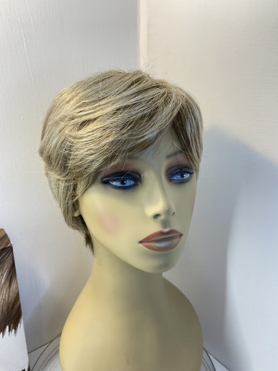 New donated light blonde short designer wig. Bblss609