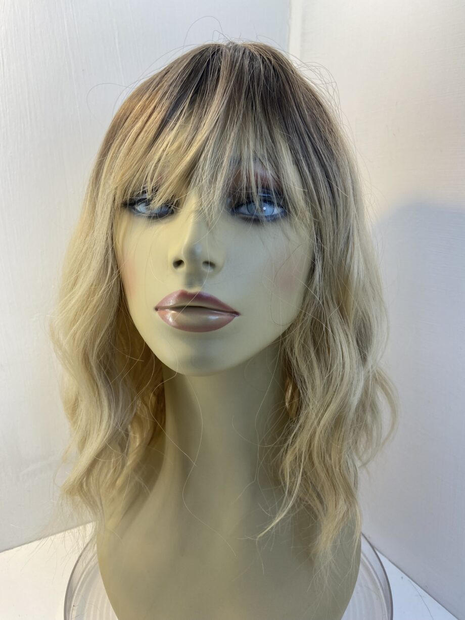 Stunning modern rooted blonde long wig. Blmw01
