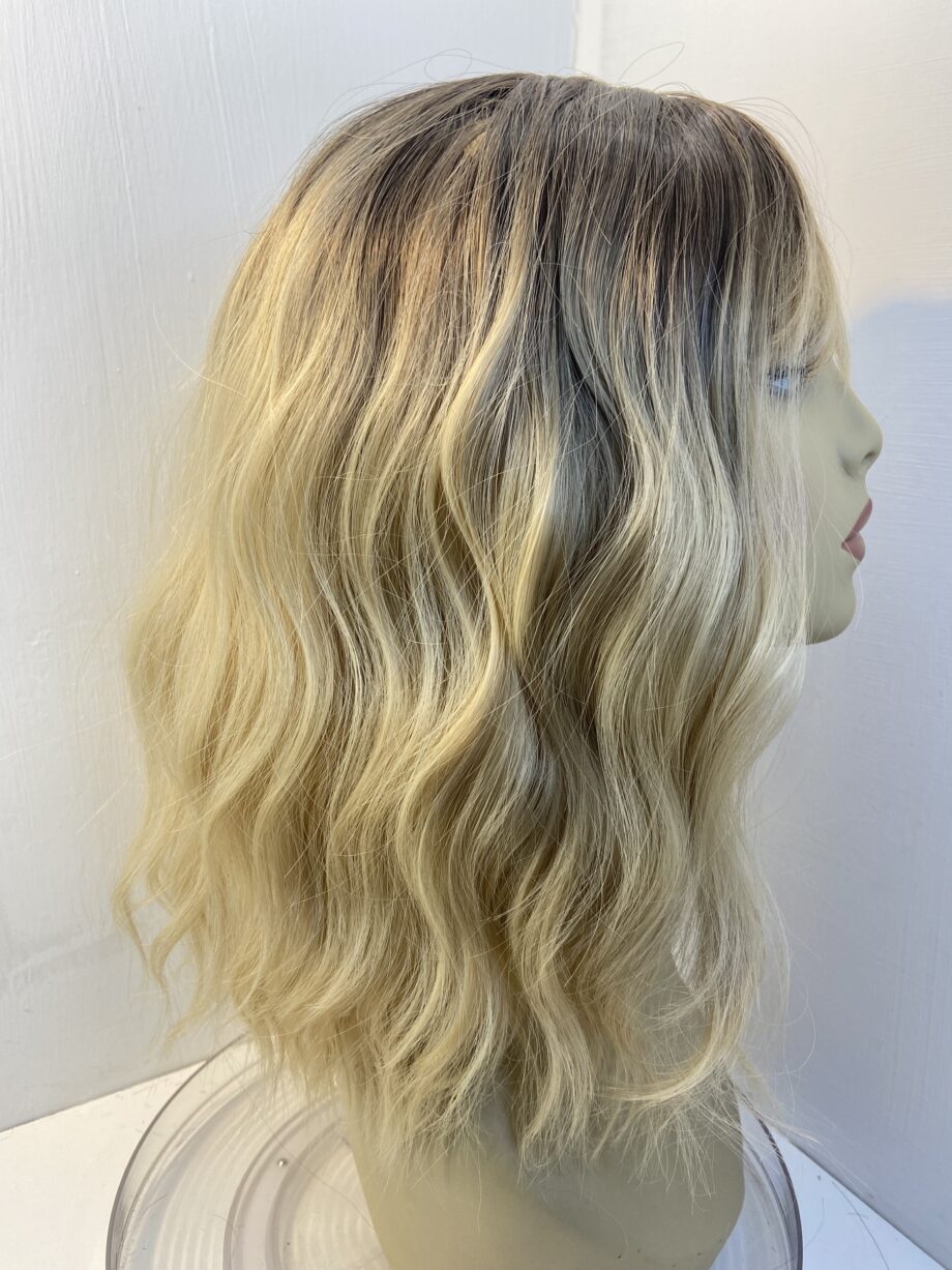 Stunning modern rooted blonde long wig. Blmw01