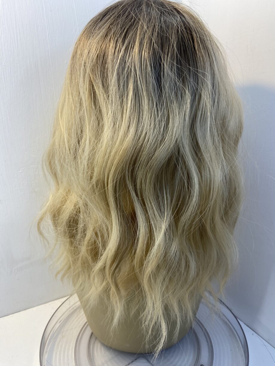 Stunning modern rooted blonde long wig. Blmw01