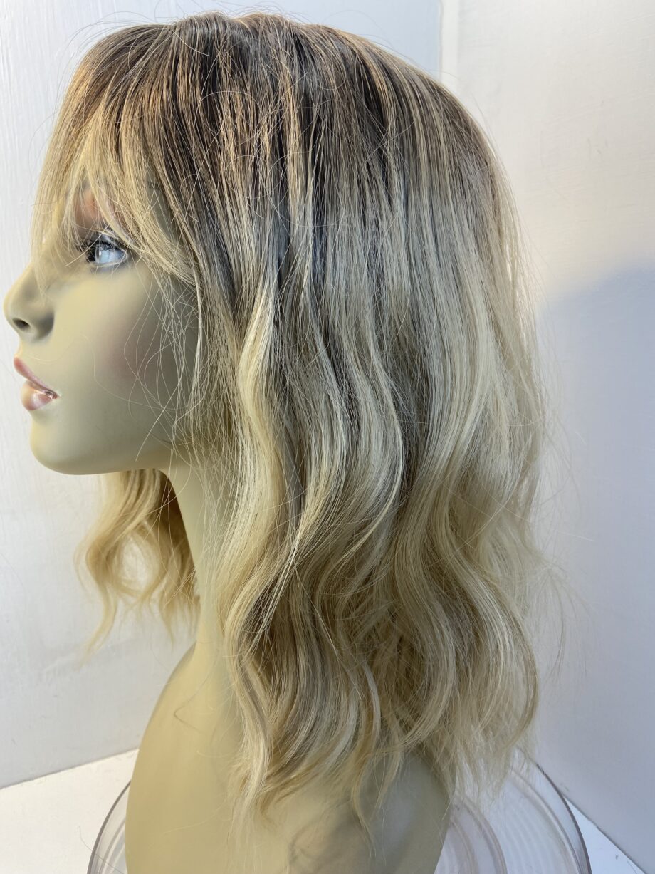 Stunning modern rooted blonde long wig. Blmw01