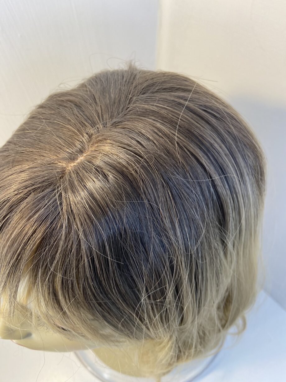 Stunning modern rooted blonde long wig. Blmw01