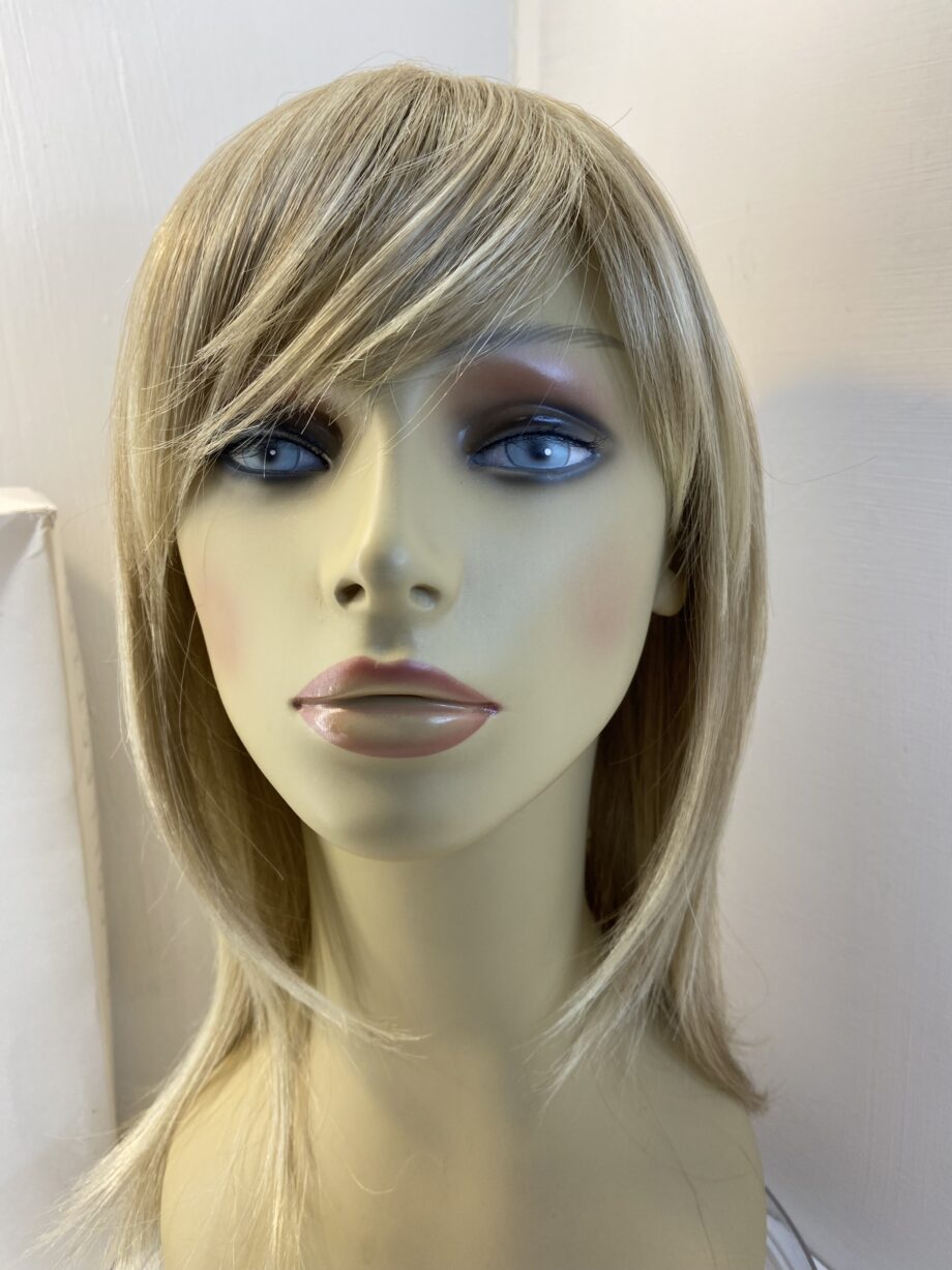Super long blonde wig. Bblls616