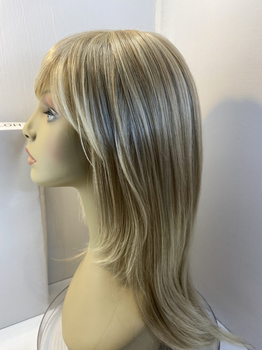 Super long blonde wig. Bblls616