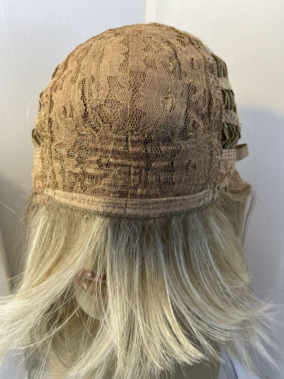 Super long blonde wig. Bblls616