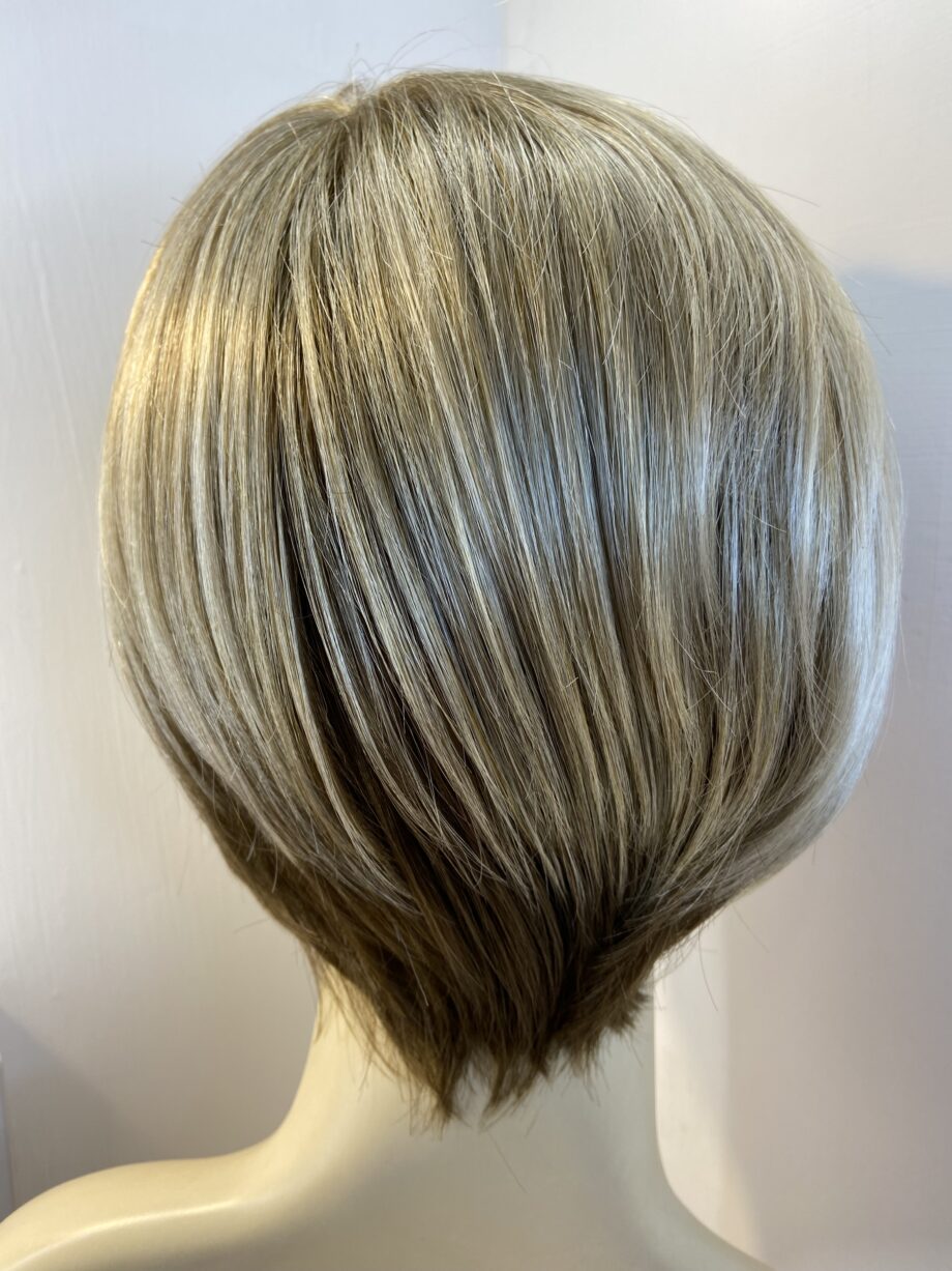 Never worn blonde short wig. Bblss617
