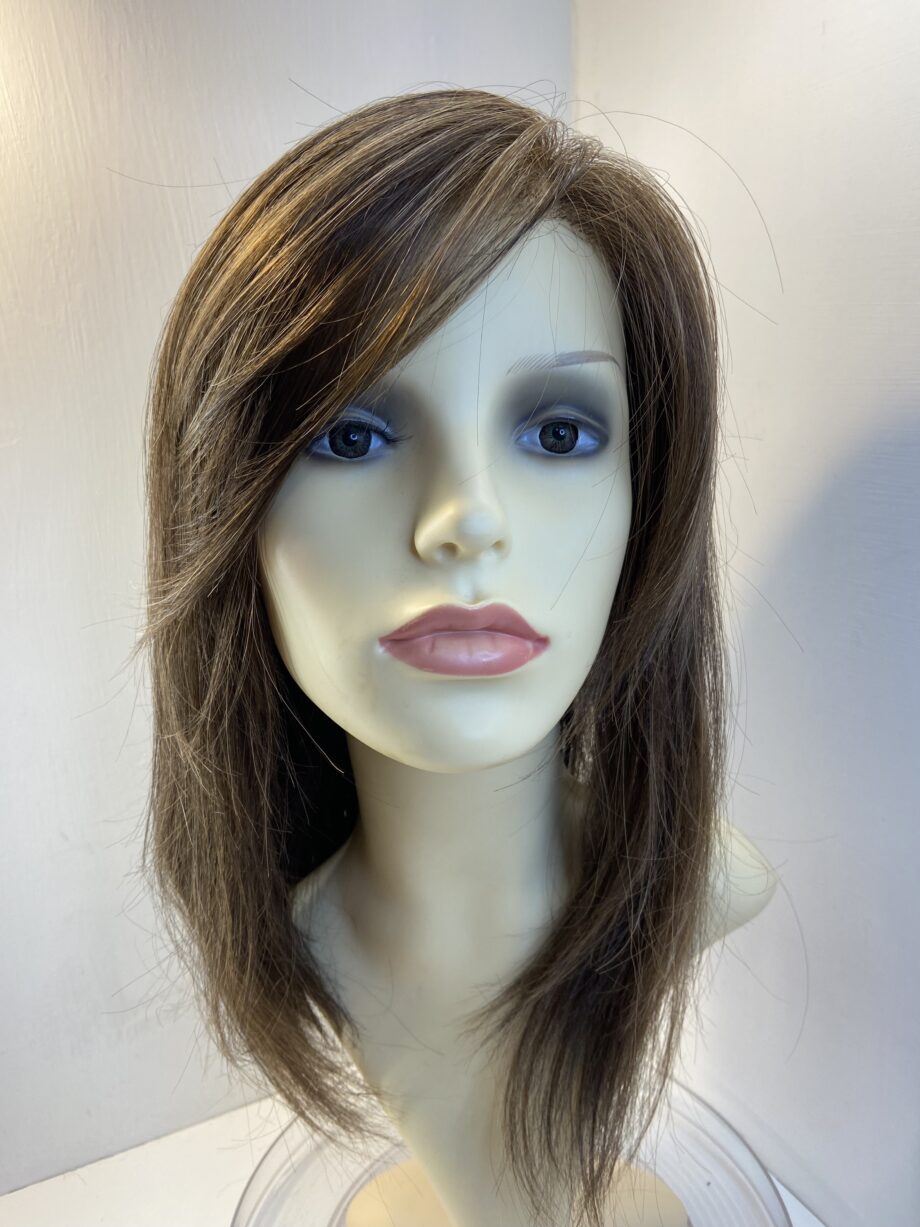 Lovely long brown wig. Brls25