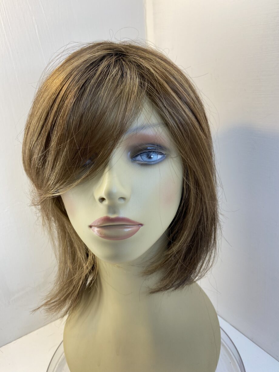 Lovely brown wig. Brls26