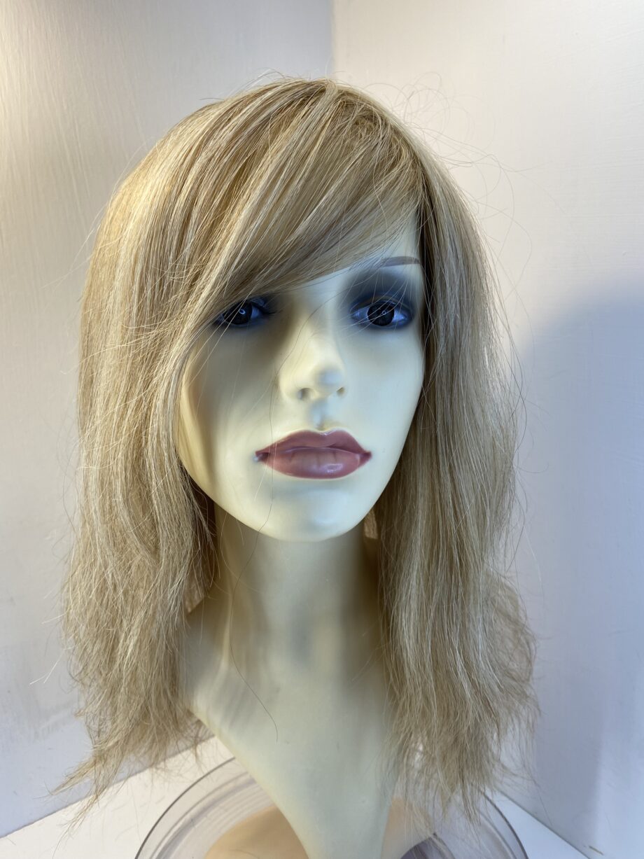 Preloved blonde long wig. Blls508