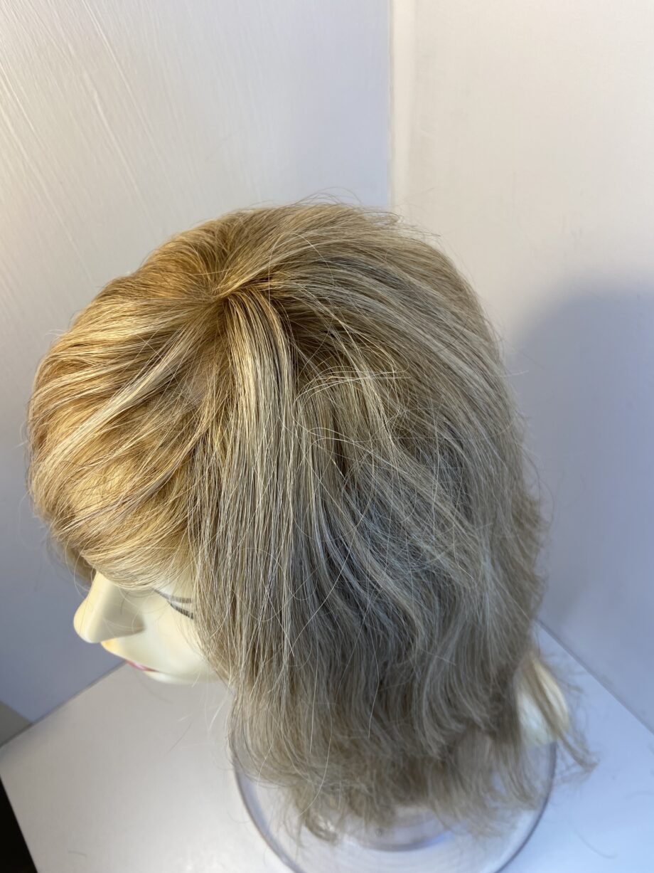 Preloved blonde long wig. Blls508