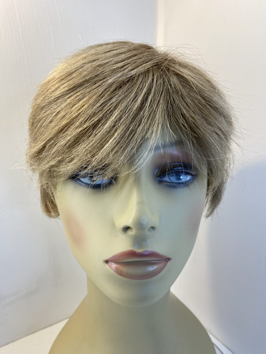 Short blonde wig. Blss509