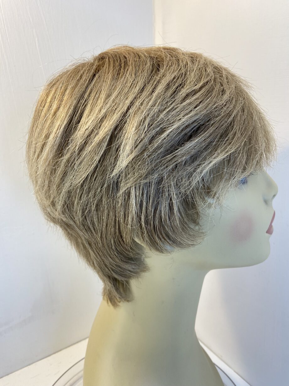 Short blonde wig. Blss509